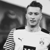 Marco-Reus-playing-soccer-for-Borussia-Dormunt-in-Champions-league-match