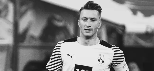 Marco-Reus-playing-soccer-for-Borussia-Dormunt-in-Champions-league-match