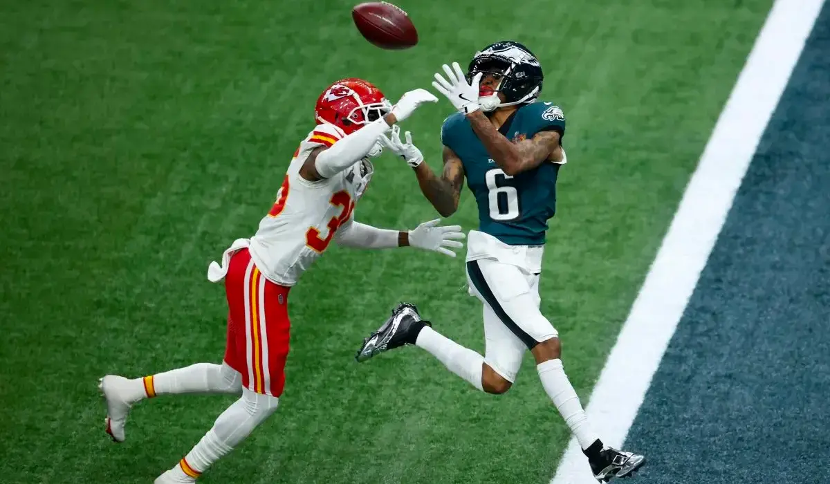 NFL-game-in-action-featuring-2-players