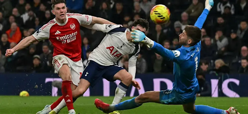 Atsenal-FC-Striker-kicking-the-ball