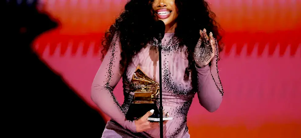 Image-of-the-singer-SZA-holding-her-grammy-award