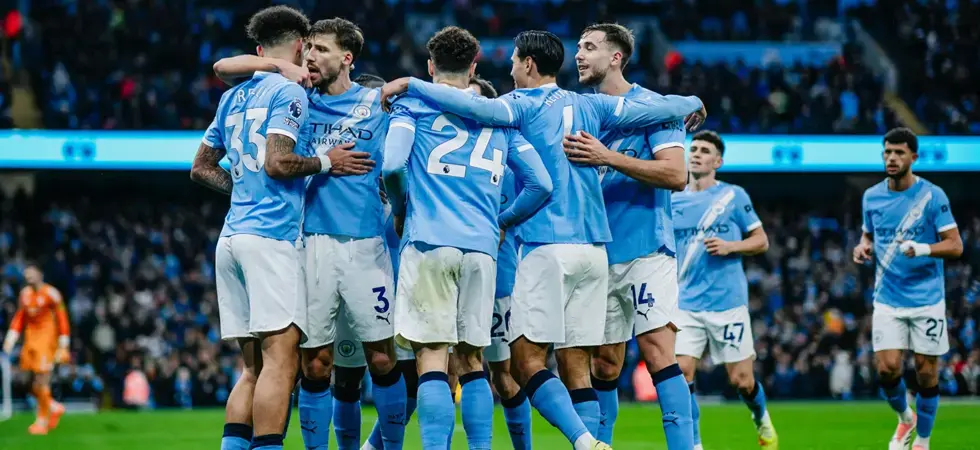 Manchester-City-team-celebrating-a-goal-in-the-pitch-together