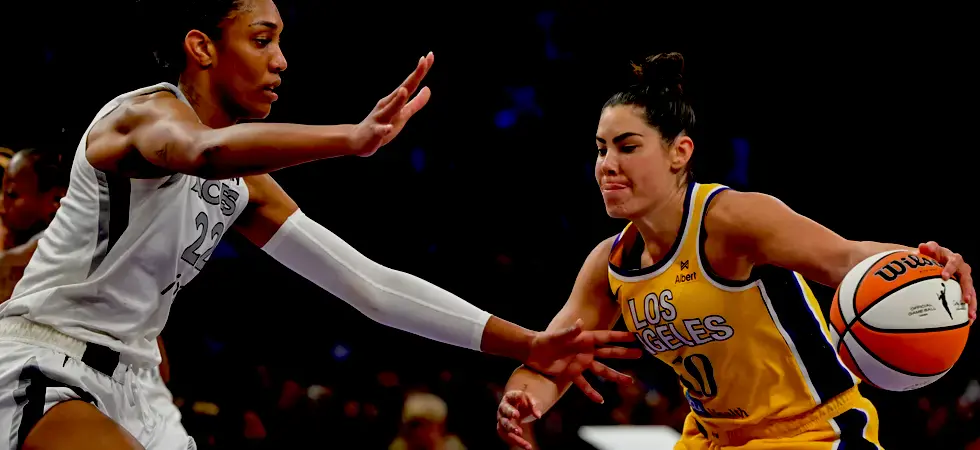 Two-women-playing-WNBA-match_