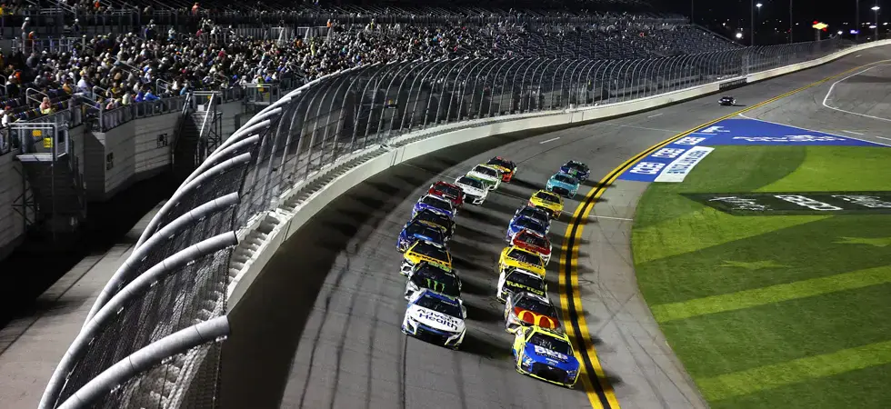 daytona-500-race-with-diferent-cars