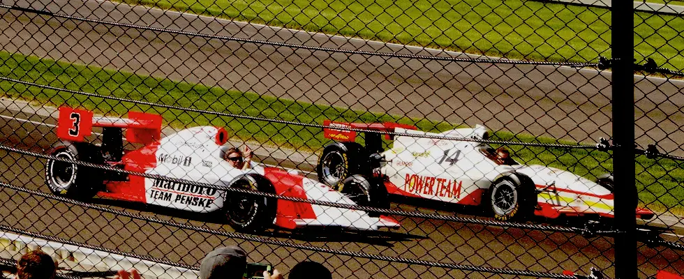 image-of-2-racing-cars-in-the-Indy-500-championship