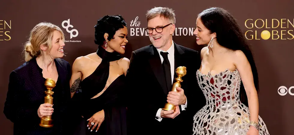 image-of-4-actors-posing-for-a-photo-in-the-Golden-Globes-ceremony
