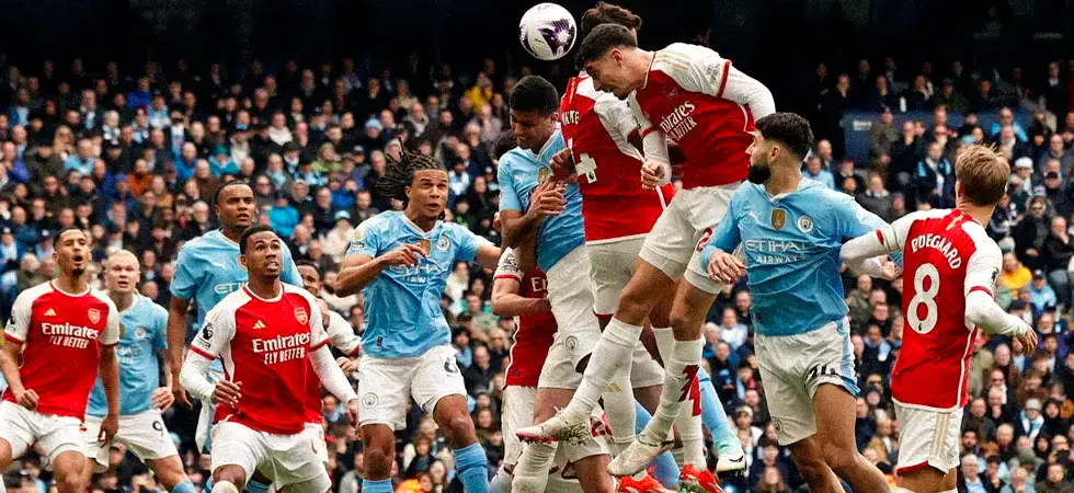 Arsenal-FC-player-kicking-the-ball-with-the-head-in-a-Premier-League-match