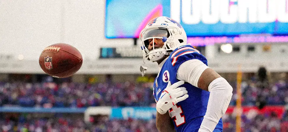 NFL-player-passing-the-ball-in-a-match