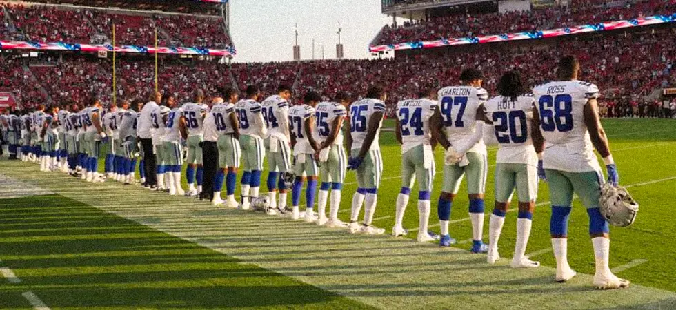 NFL-team-listening-the-national-USA-anthem-before-the-match