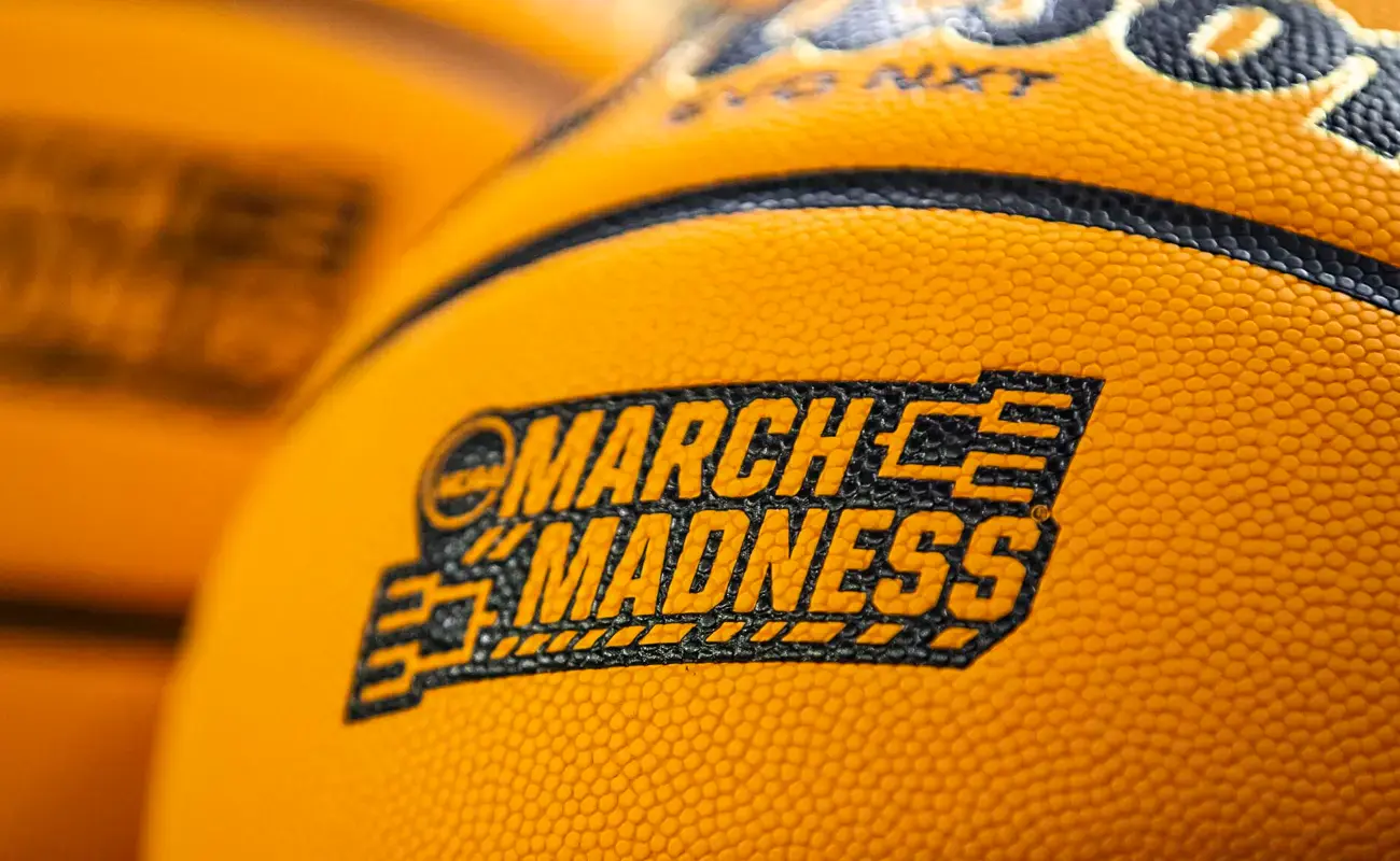 Oficial-ball-of-the-March-Madness-with-the-logo-borded